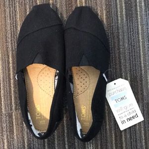 Black TOMS